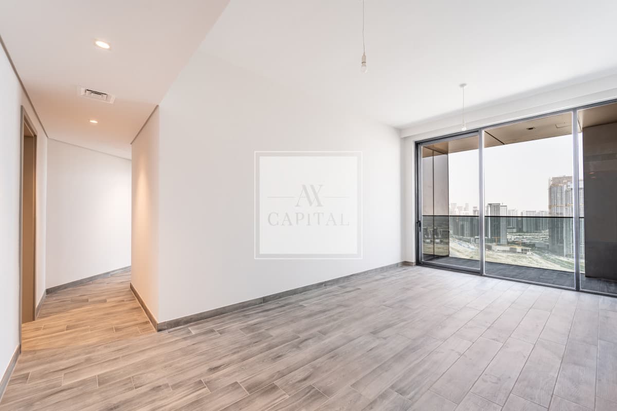 Mid Floor | Corner Unit | Closed Kitchen